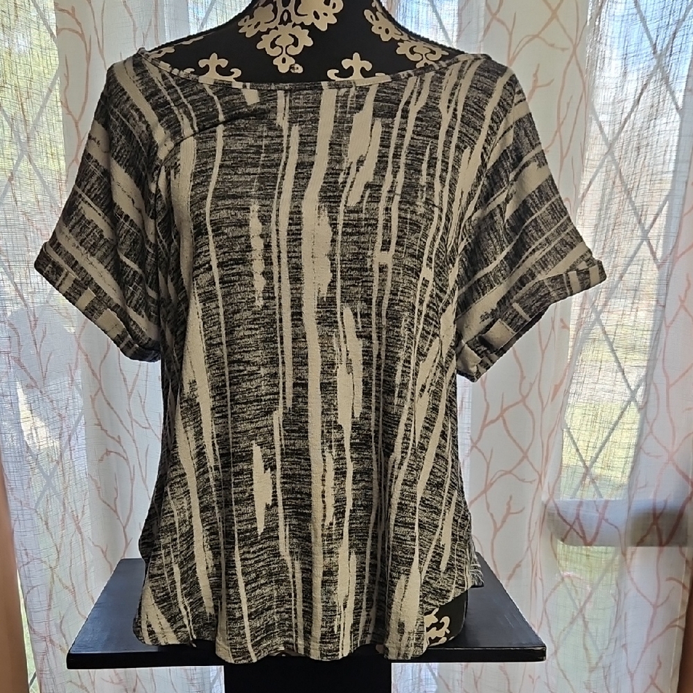 Ava & Viv Size XL Black,Gray & Cream, Deep Round Neck,SS,Keyhole Longer in back